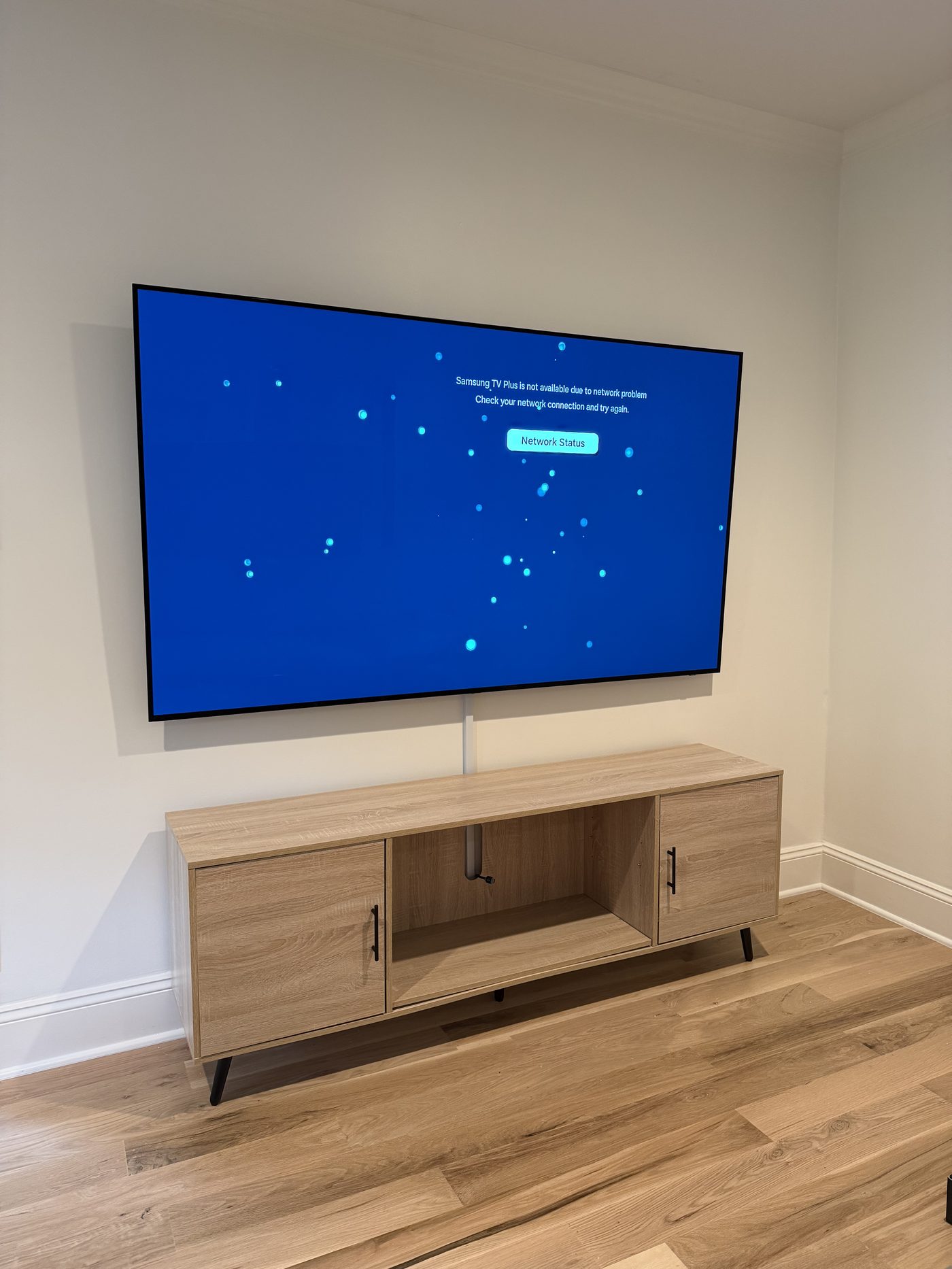 Samsung TV clean wall mount in bedroom Dallas TX - EZ TV Mounting